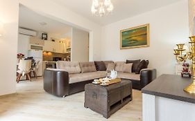 Villa Capitis In The Center- Luxury Apartment With Swimming Pool