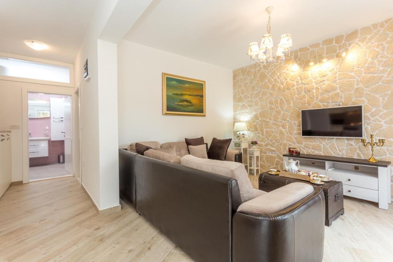Villa Capitis In The Center- Luxury Apartment With Swimming Pool Hvar Town Exterior photo