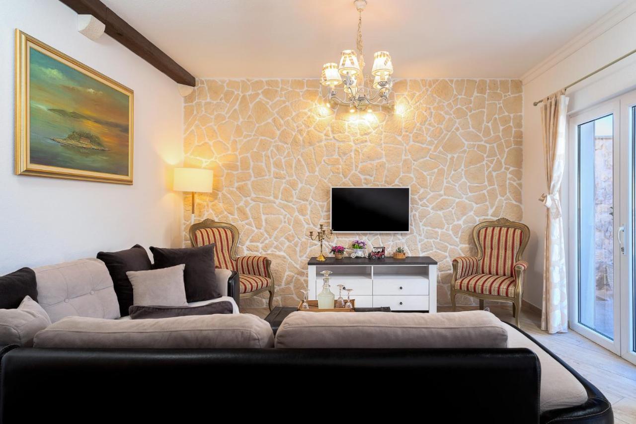 Villa Capitis In The Center- Luxury Apartment With Swimming Pool Hvar Town Exterior photo